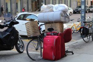 Bicicletta posteggiata carica di bagagli per un trasporto eccezionale