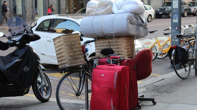 Bicicletta posteggiata carica di bagagli per un trasporto eccezionale