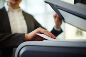 Persona alla fotocopiatrice: un passaggio inveitabile per la copia conforme analogica