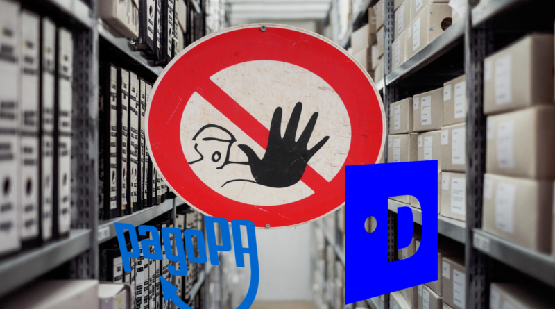 Immagine omposita: scaffalaute d'archivio, cartello di divieto di accesso che blocca i logo di pagopa e dtd